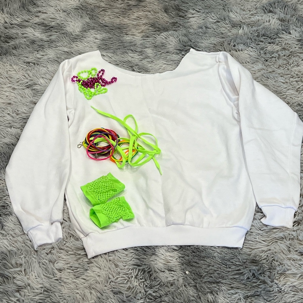 Off shoulder sweatshirt with 80’s style accessories great for Halloween/parties